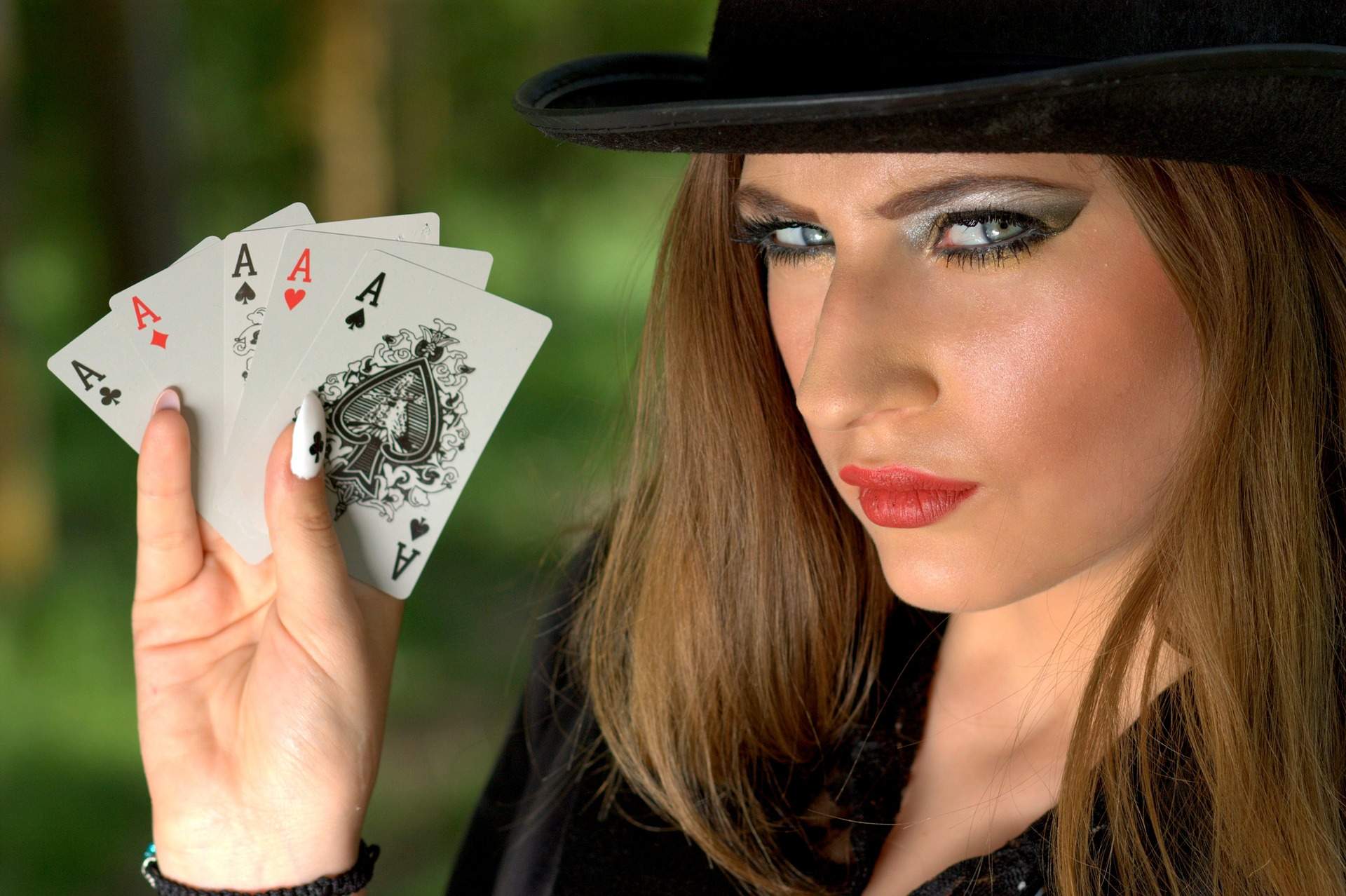 Eine Lady hält Spielkarten in die Kamera